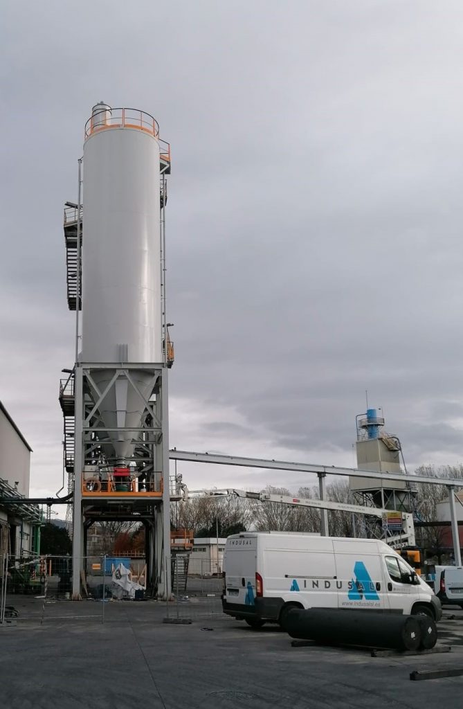 We manufacture silos for raw material storage. These installations vary depending on each client’s needs, with different types of silos.