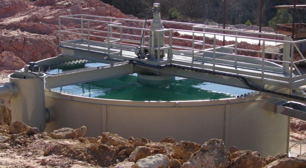 Espesador para la decantación de lodos en procesos mineros y recuperación de aguas clarificadas.